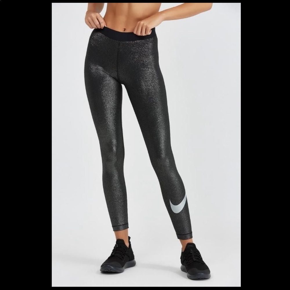 ❤️Black Metallic Silver Nike leggings!